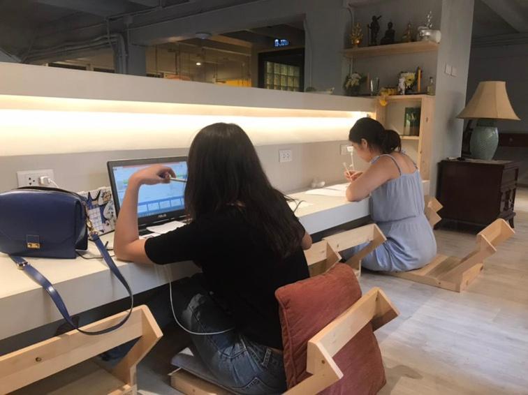 Kinnon Deluxe Coworking Cafe छात्रावास