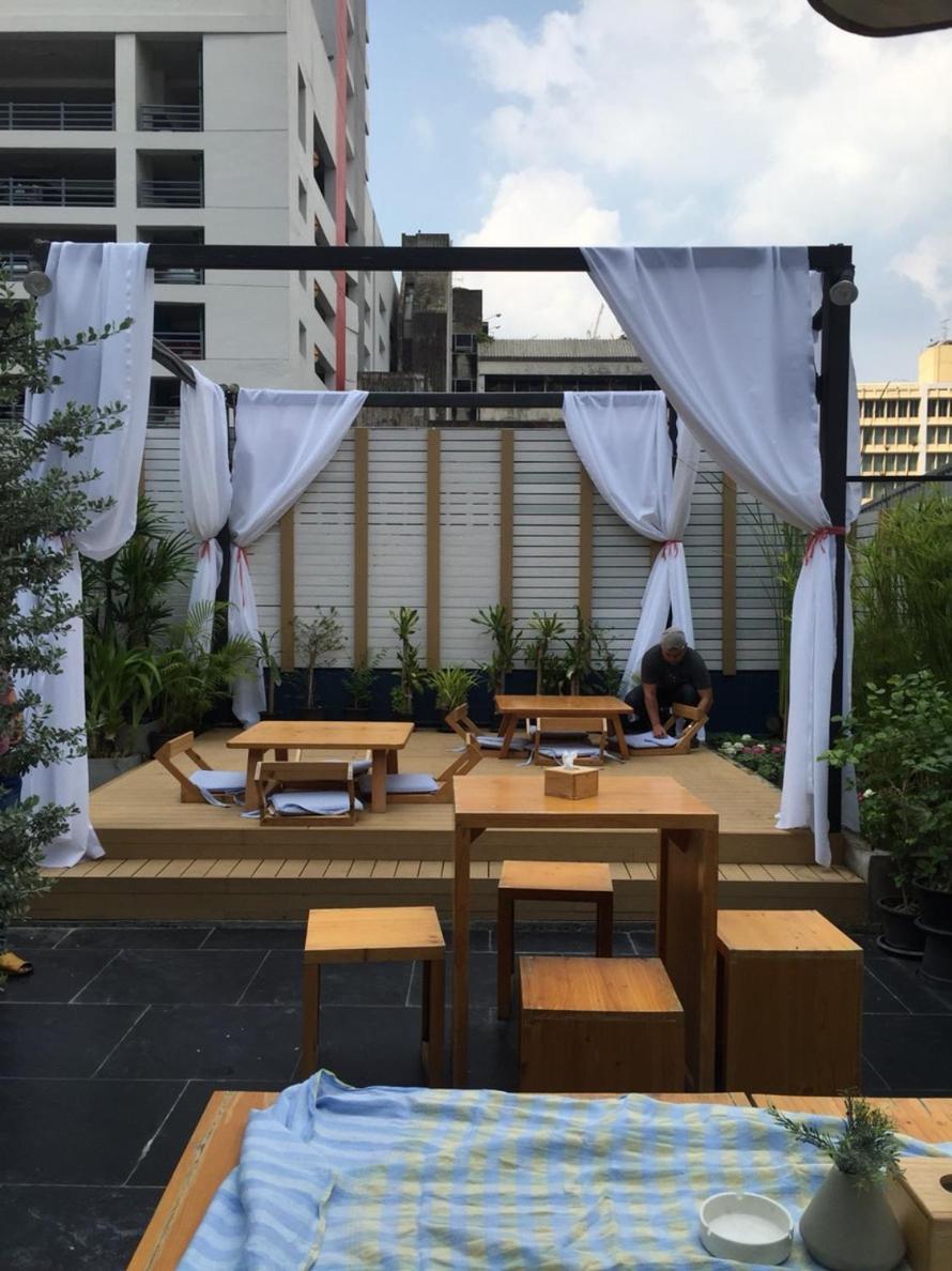 Kinnon Deluxe Coworking Cafe छात्रावास