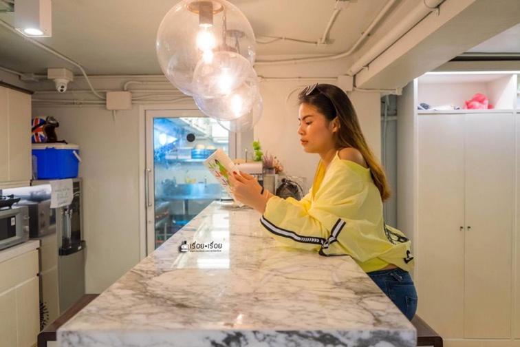 Kinnon Deluxe Coworking Cafe छात्रावास