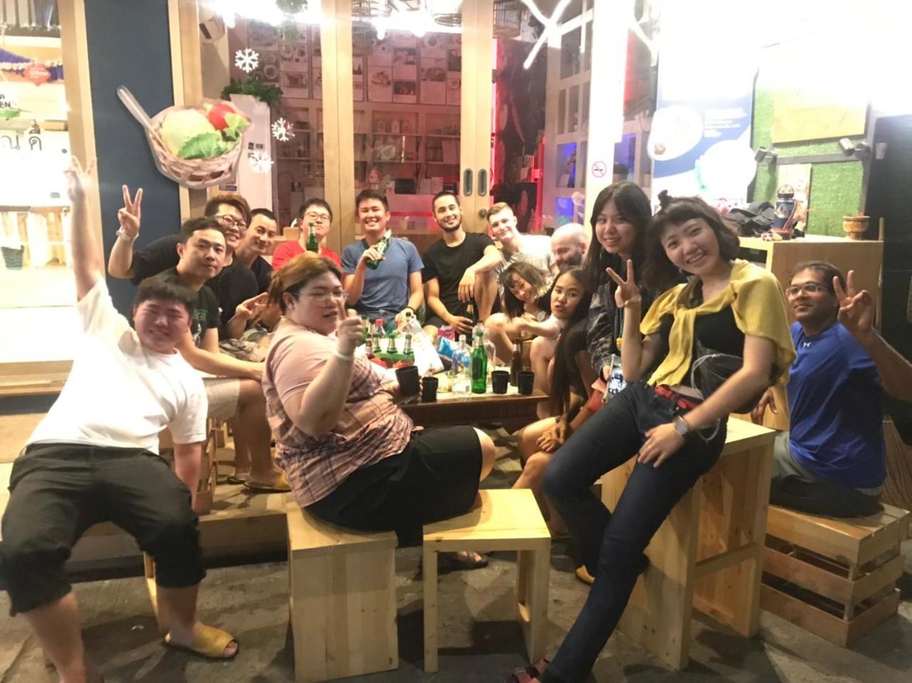 Kinnon Deluxe Coworking Cafe छात्रावास Bangkok