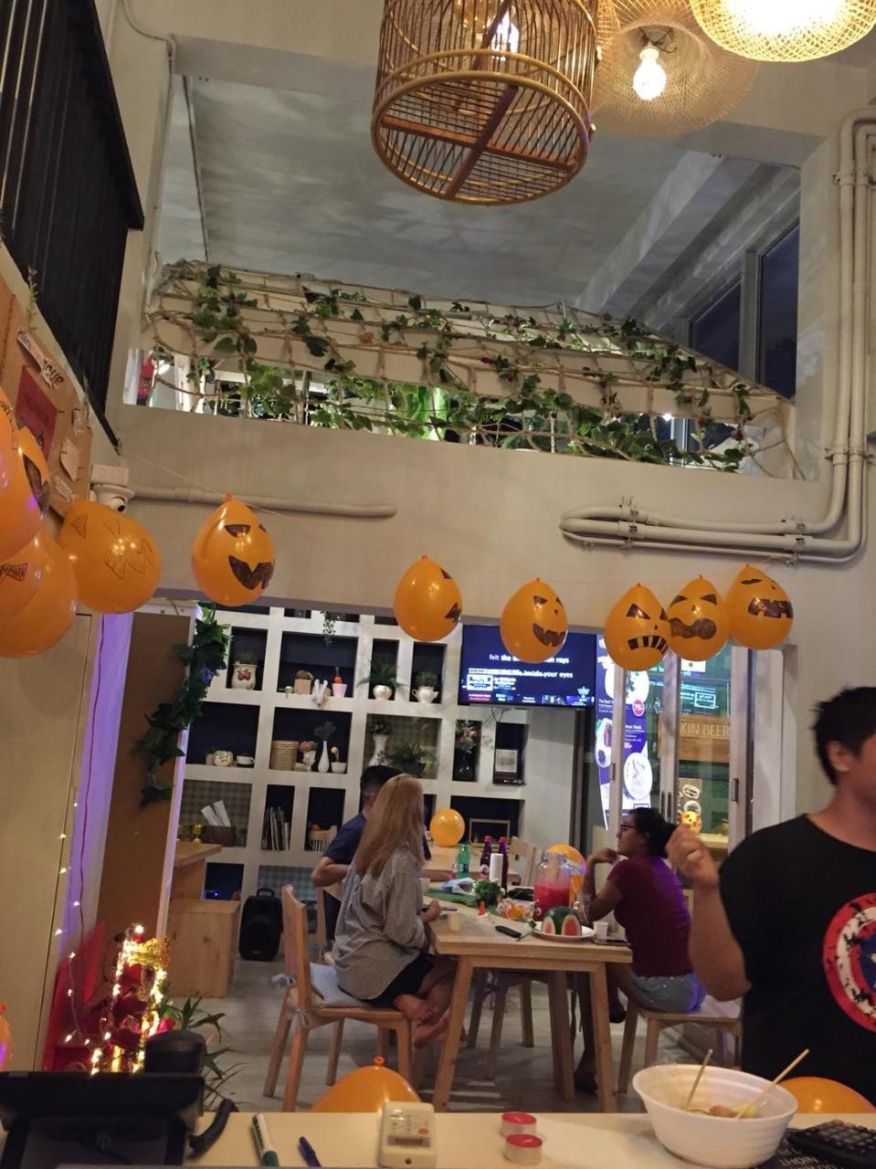 Kinnon Deluxe Coworking Cafe छात्रावास Bangkok