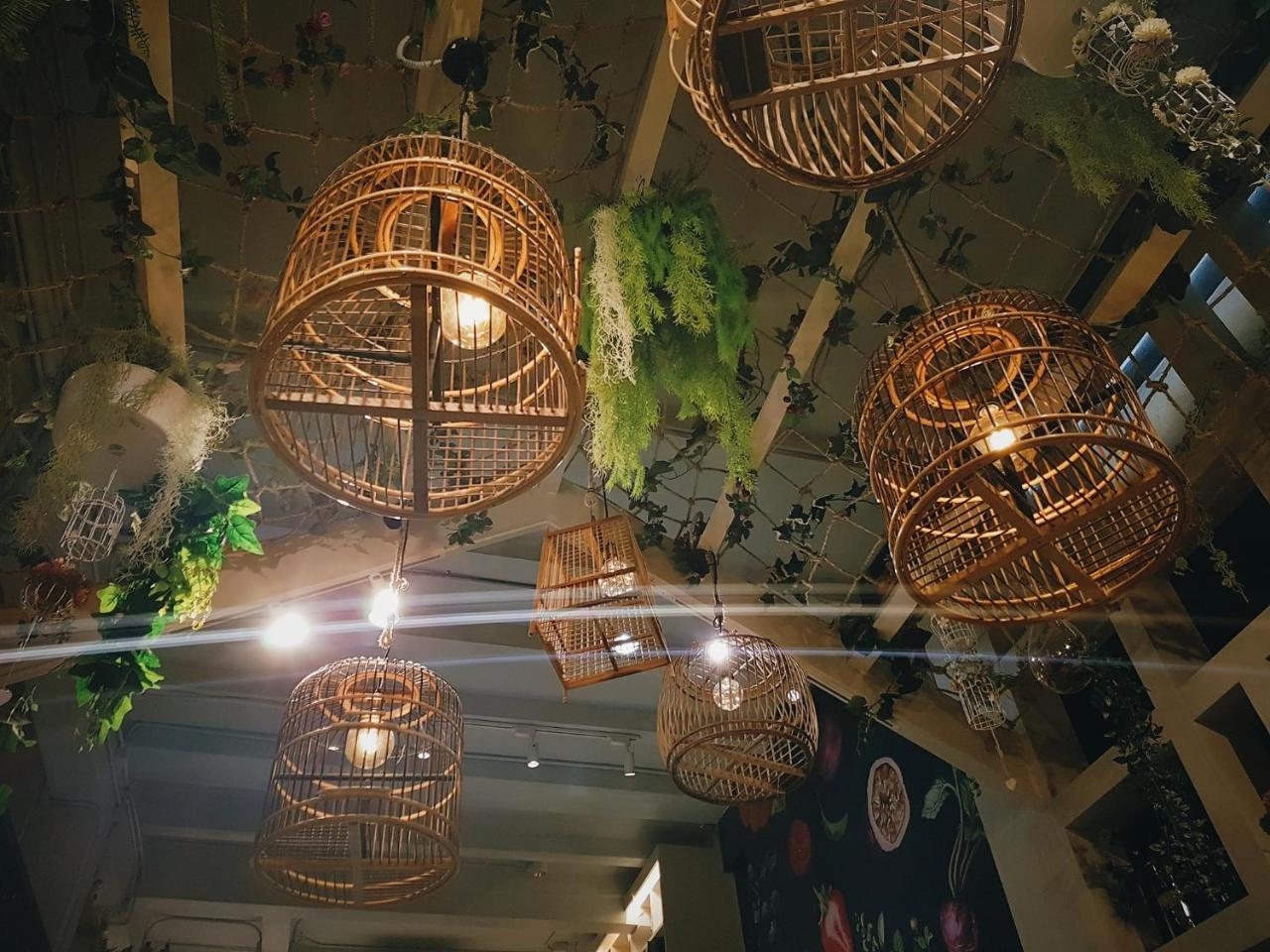 Kinnon Deluxe Coworking Cafe छात्रावास
