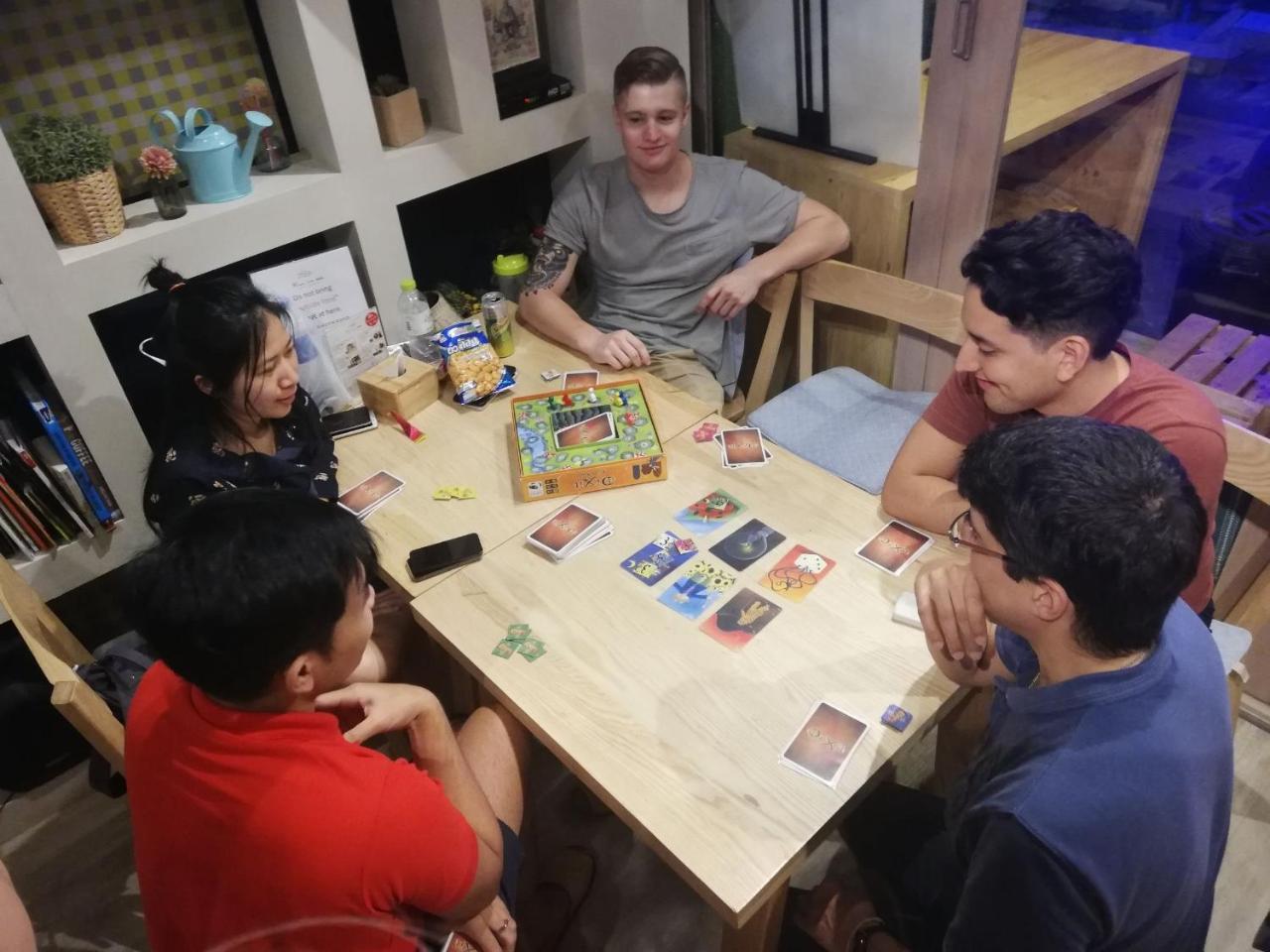 Kinnon Deluxe Coworking Cafe छात्रावास
